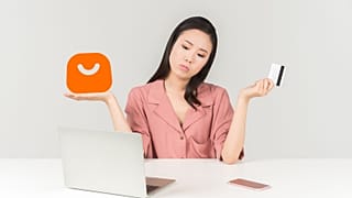 Una joven compra por internet en el sitio web de Temu