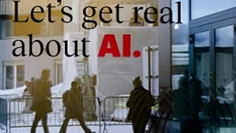 أشخاص يظهرون في نافذة أحد الفنادق في منتزه دافوس في دافوس، سويسرا، 15 يناير 2024.