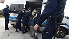 korábbi felvételek egy lengyel rendőri akcióról