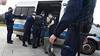 korábbi felvételek egy lengyel rendőri akcióról