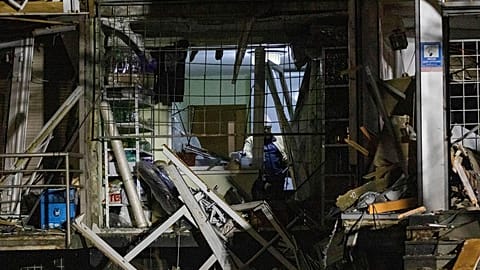 Un edificio colpito da una bomba a Kharkiv, Ucraina
