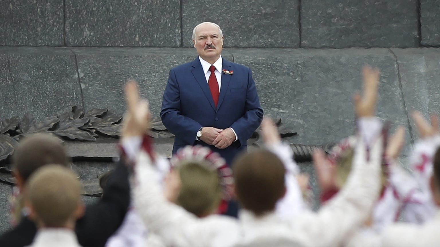 Lukasenka belorusz diktátor iskolás gyerekek előtt Minszkben