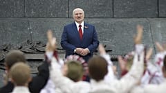 Lukasenka belorusz diktátor iskolás gyerekek előtt Minszkben