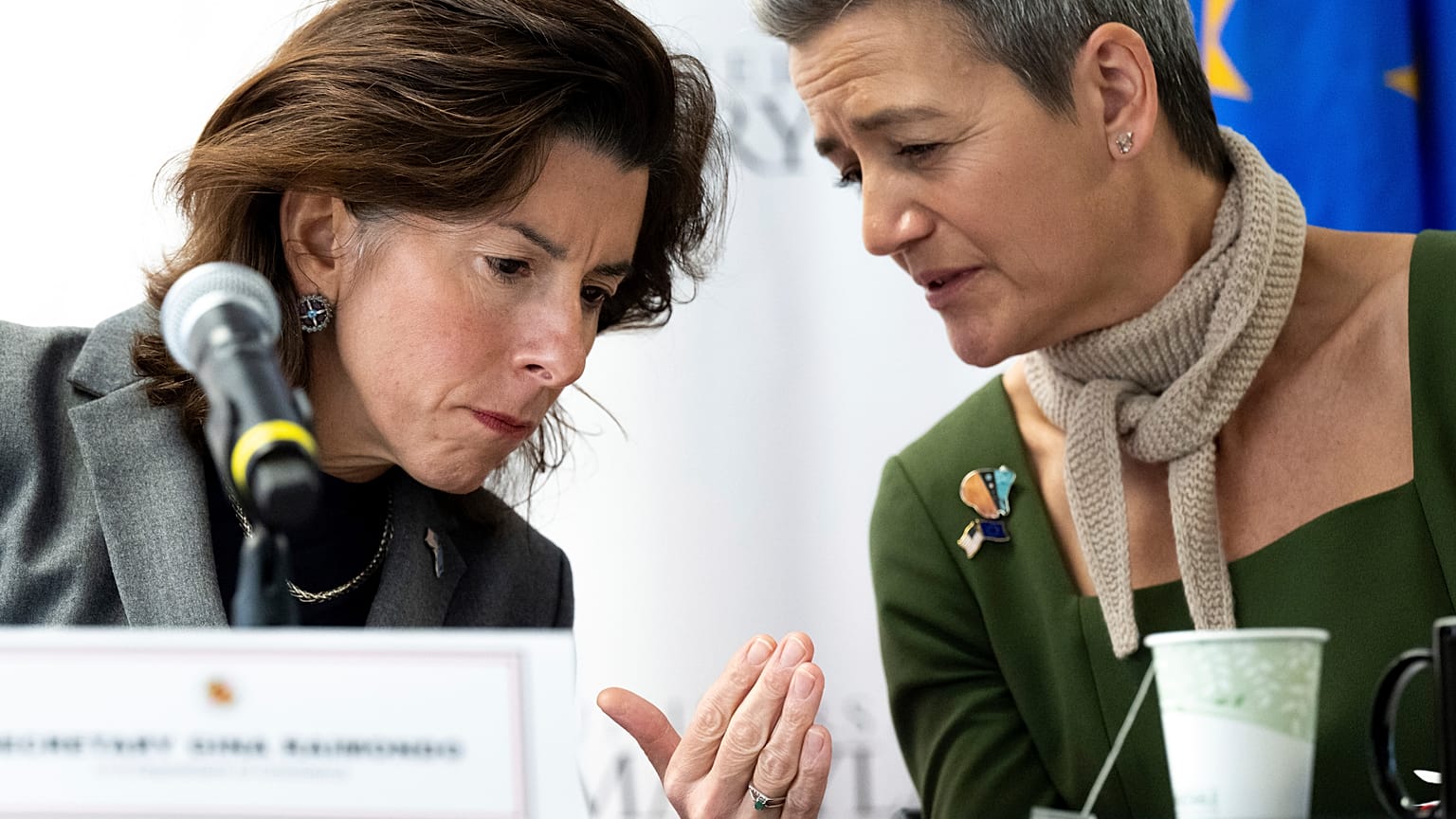 La secretaria de Comercio, Gina Raimondo, a la izquierda, habla con la vicepresidenta ejecutiva de la Comisión Europea, Margrethe Vestager.