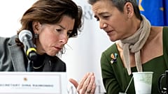 La secretaria de Comercio, Gina Raimondo, a la izquierda, habla con la vicepresidenta ejecutiva de la Comisión Europea, Margrethe Vestager.