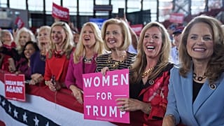 Mujeres a favor del candidato presidencial republicano, el ex presidente Donald Trump, muestran su apoyo mientras llega para hablar durante un mitin de campaña en el J.S. Dorton Arena, el 4 de noviembre de 2024.