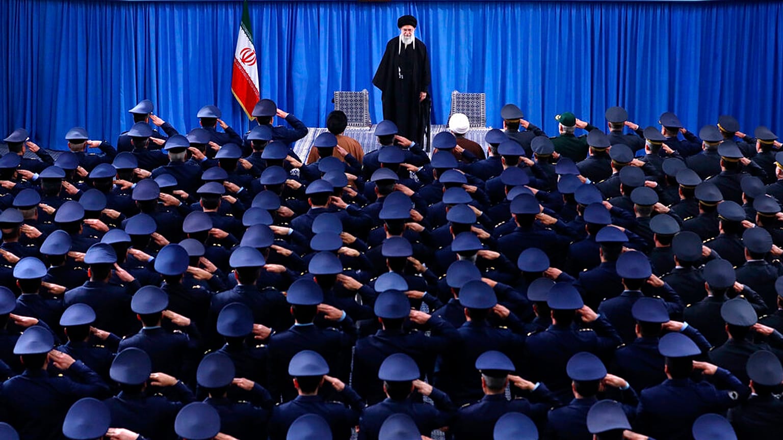 المرشد الأعلى الإيراني آية الله علي خامنئي يقف أمام أفراد من القوات الجوية للجيش في بداية اجتماعهم في طهران -  إيران، الجمعة، 8 فبراير، 2019