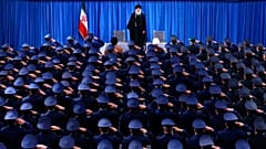 المرشد الأعلى الإيراني آية الله علي خامنئي يقف أمام أفراد من القوات الجوية للجيش في بداية اجتماعهم في طهران -  إيران، الجمعة، 8 فبراير، 2019