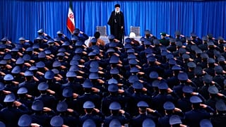 المرشد الأعلى الإيراني آية الله علي خامنئي يقف أمام أفراد من القوات الجوية للجيش في بداية اجتماعهم في طهران -  إيران، الجمعة، 8 فبراير، 2019