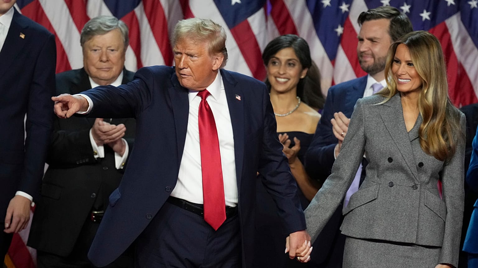 Donald Trump, Florida'daki seçim partisi etkinliği sırasında yaptığı konuşmanın akabinde destekçilerini işaret ediyor, 6 Kasım 2024