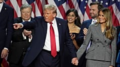 Donald Trump, Florida'daki seçim partisi etkinliği sırasında yaptığı konuşmanın akabinde destekçilerini işaret ediyor, 6 Kasım 2024