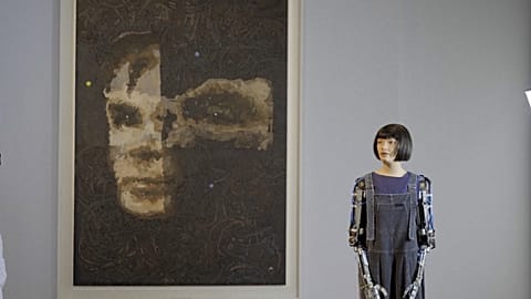 Ai-Da et son oeuvre "A.I. God", un portrait du mathématicien anglais Alan Turing