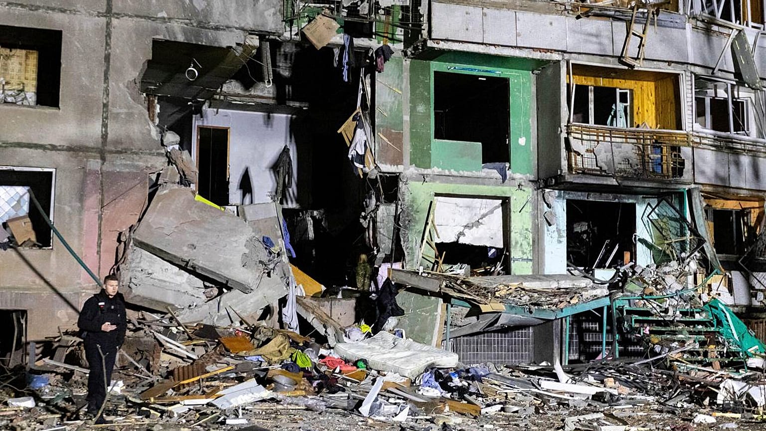 L'un des obus russes a touché un immeuble résidentiel à Kharkiv, le 8 novembre 2024.