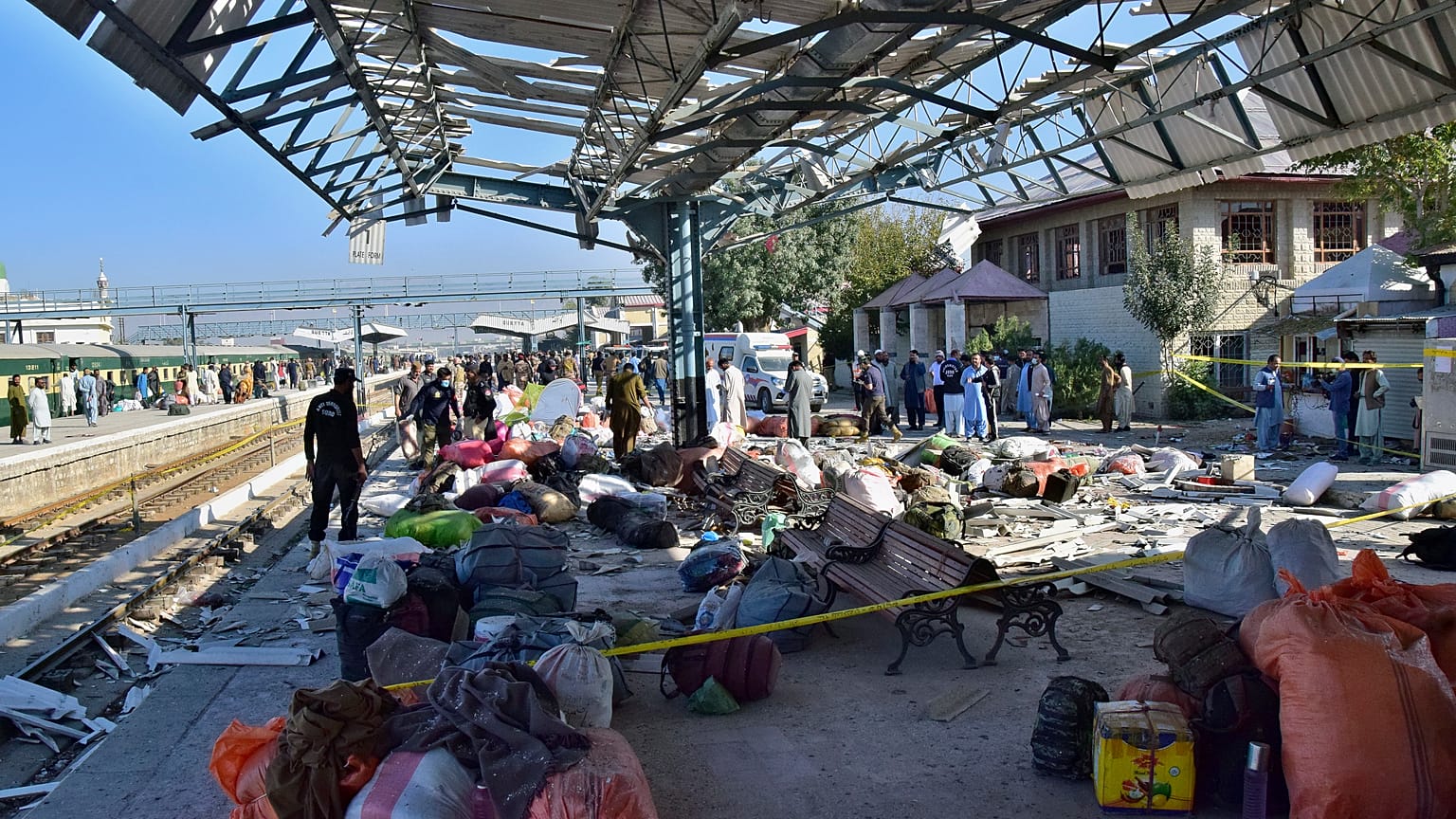 مسؤولو الأمن يتفحصون موقع انفجار قنبلة في محطة السكك الحديدية في كويتا، جنوب غرب باكستان، السبت 9 نوفمبر/تشرين الثاني 2024
