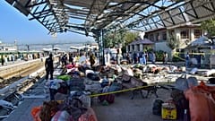 مسؤولو الأمن يتفحصون موقع انفجار قنبلة في محطة السكك الحديدية في كويتا، جنوب غرب باكستان، السبت 9 نوفمبر/تشرين الثاني 2024