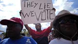 ARQUIVO - Harry J. Louis, de Miami, numa manifestação da comunidade haitiano-americana do sul da Flórida para condenar o discurso de ódio e a desinformação sobre os imigrantes haitianos, 22 de setembro de 2024