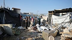 فلسطينيون يتجمعون في موقع غارة إسرائيلية في ساحة مستشفى الأقصى حيث يعيش النازحون في خيام، في دير البلح، قطاع غزة، السبت 9 نوفمبر 2024