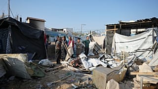فلسطينيون يتجمعون في موقع الغارة الإسرائيلية في باحة مستشفى الأقصى حيث يعيش النازحون في خيام، في دير البلح، قطاع غزة، السبت 9 نوفمبر/تشرين الثاني 2024