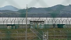 ΑΡΧΕΙΟ - Στρατιώτες του στρατού της Νότιας Κορέας περιπολούν κατά μήκος του φράχτη από συρματόπλεγμα στο Paju της Νότιας Κορέας, κοντά στα σύνορα με τη Βόρεια Κορέα, Δευτέρα 14 Οκτωβρίου 2024. (AP Photo/Ahn Young-joon)