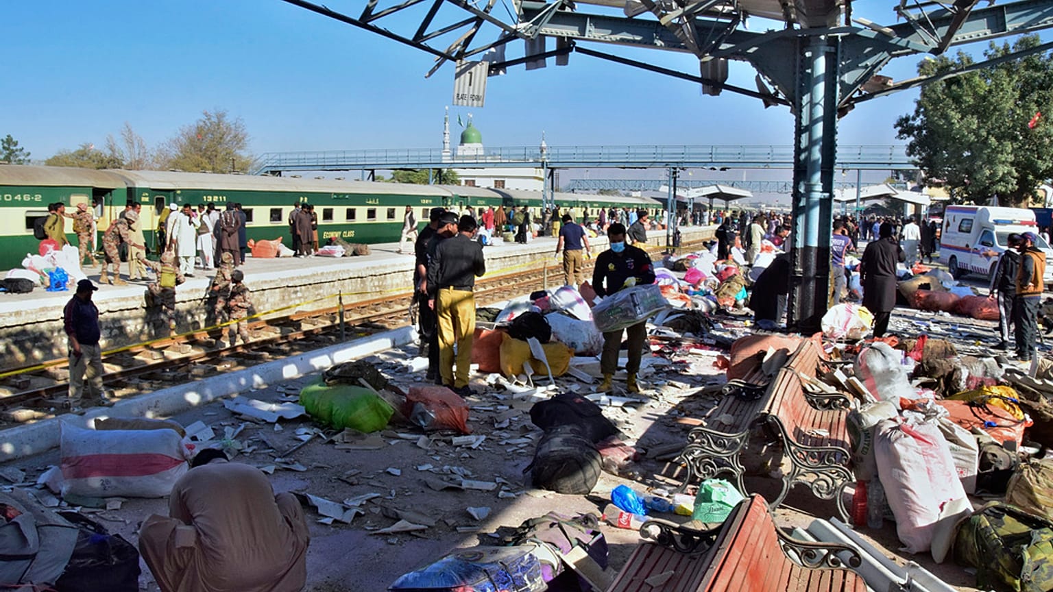 Agentes de segurança examinam o local da explosão de uma bomba na estação ferroviária de Quetta, no sudoeste do Paquistão, no sábado, 9 de novembro de 2024. (AP Photo/Arshad Butt)