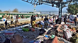 Des agents de sécurité examinent le site de l'explosion d'une bombe à la gare de Quetta, dans le sud-ouest du Pakistan, le 9 novembre 2024.