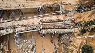 الوحل يغطي المنطقة بعد عاصفة الثلاثاء الماضي وفجر الأربعاء التي خلفت مئات القتلى والمفقودين في بايبورتا، ضواحي فالنسيا، إسبانيا، السبت 2 نوفمبر/تشرين الثاني 2024