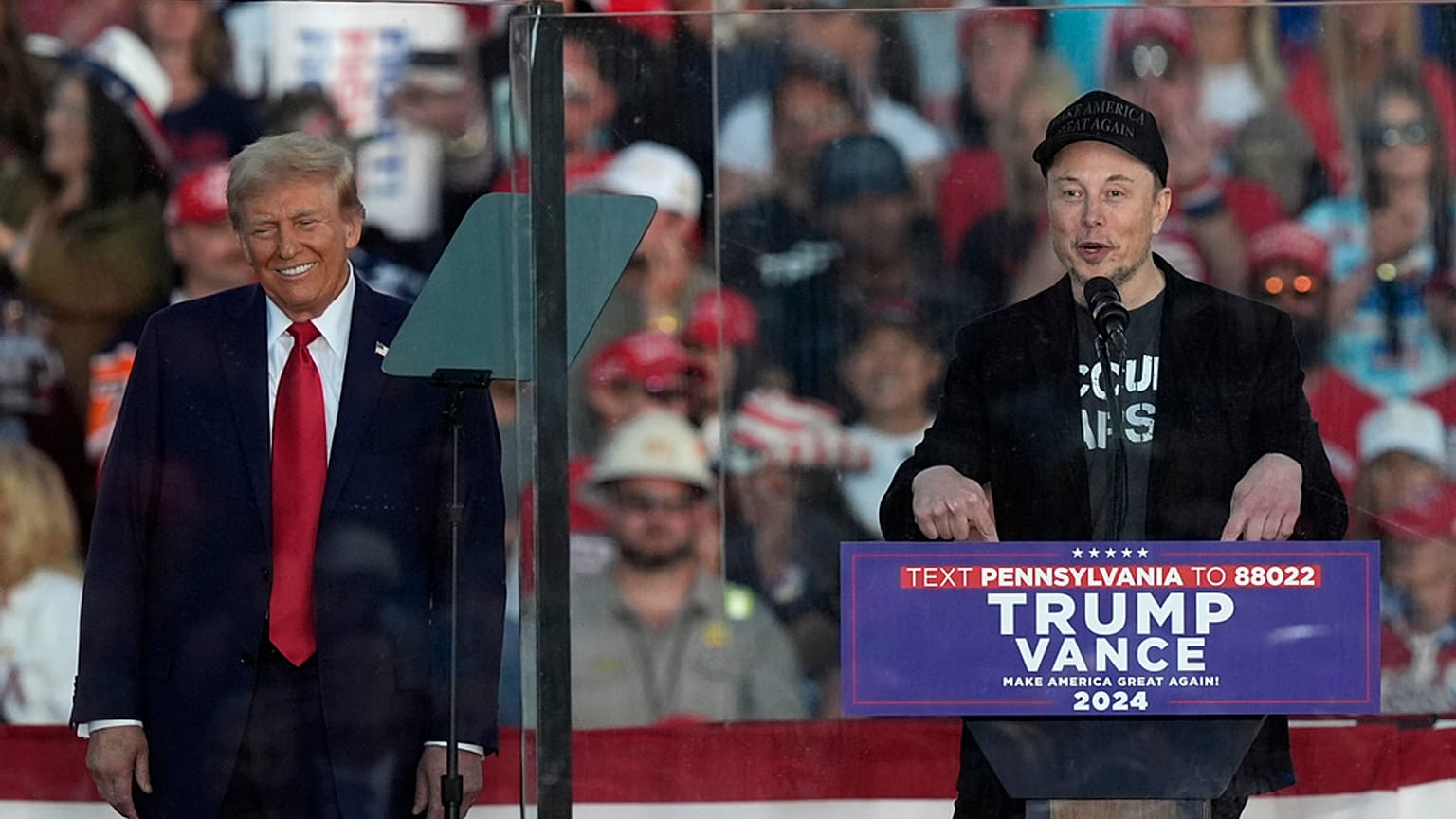 Il candidato repubblicano alle presidenziali, l'ex presidente Donald Trump, ascolta il discorso di Elon Musk durante un comizio elettorale al Butler Farm Show, sabato 5 ottobre 2024, a Butler, P