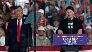 El candidato presidencial republicano, el ex presidente Donald Trump, escucha mientras Elon Musk habla durante un mitin de campaña en el Butler Farm Show, el sábado 5 de octubre de 2024, en Butler, P