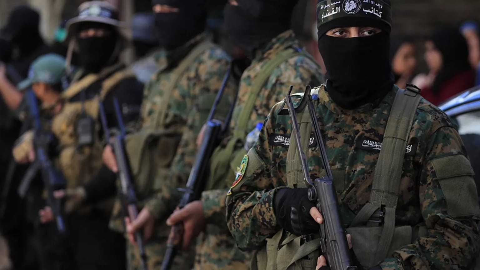 مقاتلو حماس يحضرون جنازة المسؤول في الحركة سامر الحاج، في مخيم عين الحلوة للاجئين الفلسطينيين، بمدينة صيدا، لبنان 