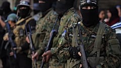 مقاتلو حماس يحضرون جنازة المسؤول في الحركة سامر الحاج، في مخيم عين الحلوة للاجئين الفلسطينيين، بمدينة صيدا، لبنان 