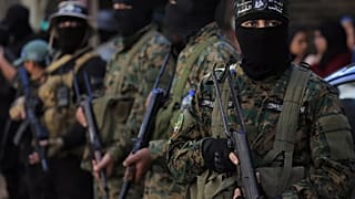 مقاتلو حماس يحضرون جنازة المسؤول في الحركة سامر الحاج، في مخيم عين الحلوة للاجئين الفلسطينيين، بمدينة صيدا، لبنان 