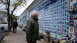 Josep Borrell visite le mémorial des soldats ukrainiens tués à Kyiv, le 9 novembre 2024.