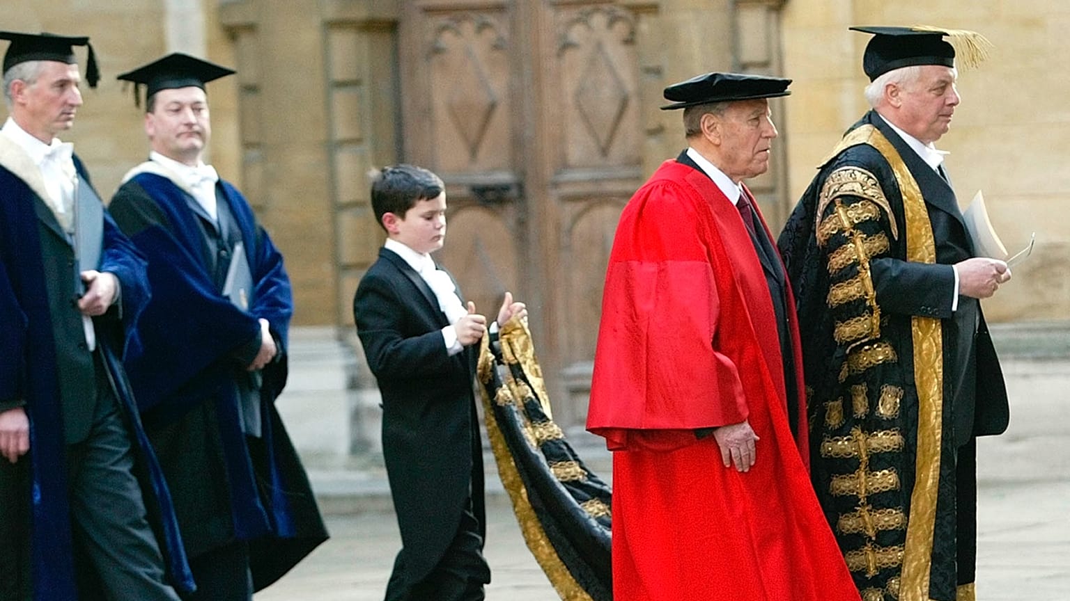 Carlo Azeglio Ciampo olasz elnök (b) Chris Patten oxfordi kancellár (j) kíséretében, 2005-ben