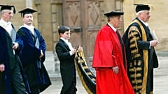 Carlo Azeglio Ciampo olasz elnök (b) Chris Patten oxfordi kancellár (j) kíséretében, 2005-ben