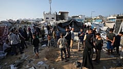 Παλαιστίνιοι συγκεντρώνονται στο σημείο του ισραηλινού χτυπήματος στο προαύλιο του νοσοκομείου Al-Aqsa, όπου οι εκτοπισμένοι ζουν σε σκηνές, στην Deir al-Balah, Λωρίδα της Γάζας, 9 Νοεμβρίου 2024.