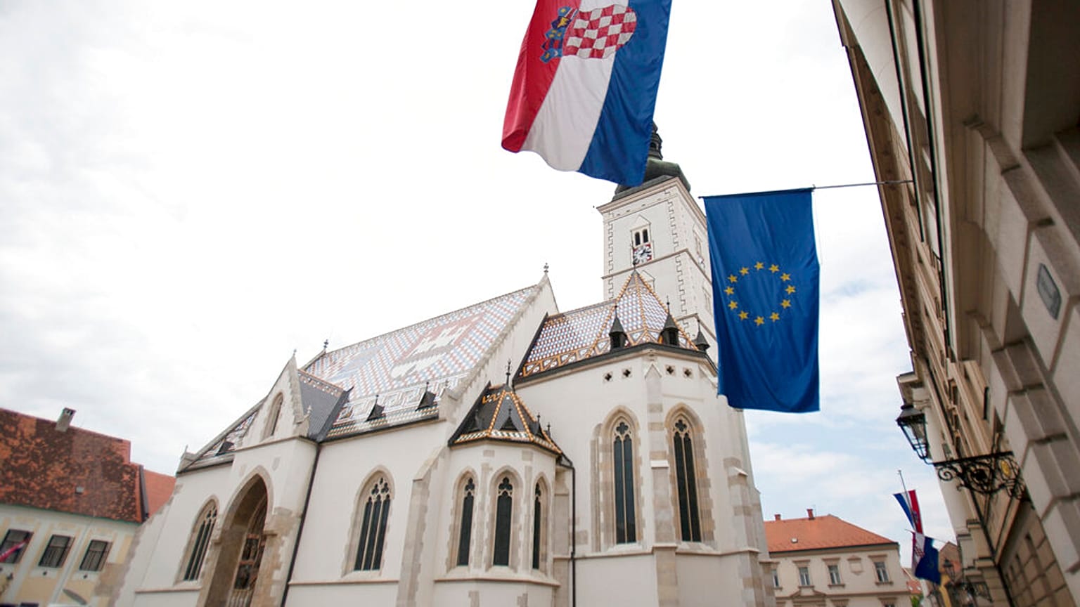 Horvát és EU-s zászló a zágrábi parlament épületén