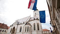 Horvát és EU-s zászló a zágrábi parlament épületén