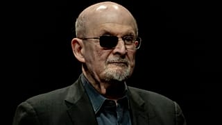 سلمان رشدي أثناء الترويج لكتابه "السكين"، في المسرح الألماني في برلين، ألمانيا، الخميس 16 مايو 2024. 