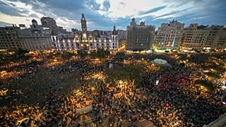 Több ezer tüntető gyűlik össze a valenciai városi tanács előtt, hogy tiltakozzon a közelmúltbeli árvíz kezelése ellen.