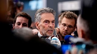 El primer ministro holandés Dick Schoof habla con los periodistas durante una cumbre de la UE en Budapest, 8 de noviembre de 2024.