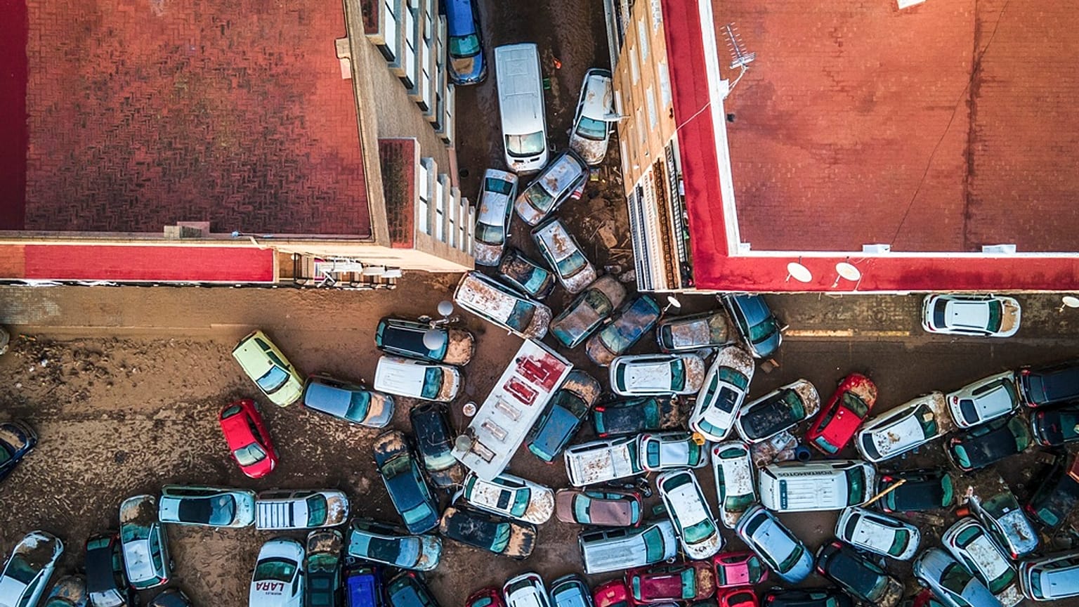 Vehículos amontonados en las calles tras las inundaciones provocadas por la tormenta de última hora del martes y primera hora del miércoles en Alfafar, Comunidad Valenciana, España, 2 de noviembre de 2024.