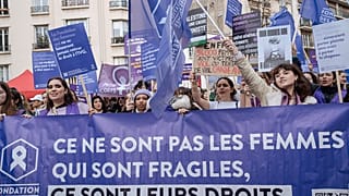 مسيرة نسائية تحمل لافتة مكتوب عليها ”ليست الم��أة هي الضعيفة بل حقوقها“ خلال مظاهرة في إطار اليوم العالمي للمرأة، الجمعة 8 مارس/آذار 2024 في باريس