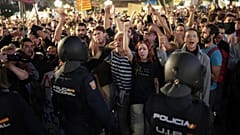 Cientos de miles de manifestantes llenan la Plaza del Ayuntamiento de Valencia anoche