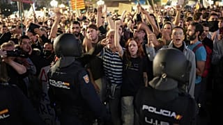 Cientos de miles de manifestantes llenan la Plaza del Ayuntamiento de Valencia anoche