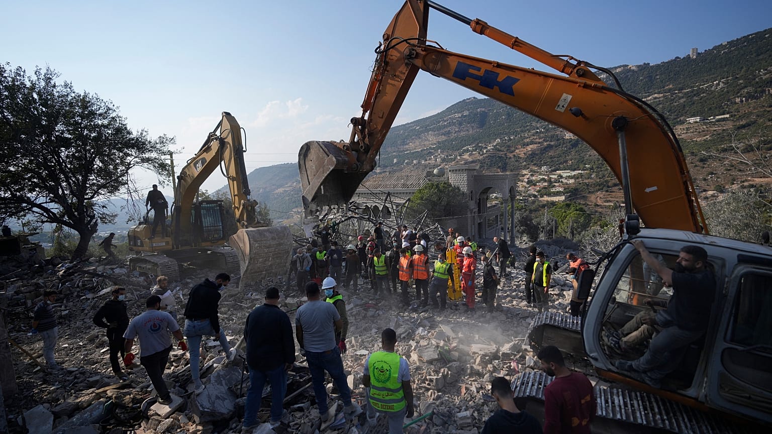 Des secouristes déblaient les décombres d'une maison détruite par une frappe aérienne israélienne, Aalmat, le 10 novembre 2024.