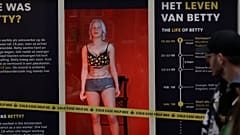 Amsterdam polisi, Red Light District'te 15 yıl önce işlenen bir cinayeti çözmek için bir hologram kullanır.