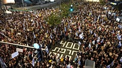 أشخاص يشاركون في مسيرة احتجاجية في تل أبيب، إسرائيل، السبت 9 نوفمبر/تشرين الثاني 2024، ضد حكومة رئيس الوزراء بنيامين نتنياهو 
