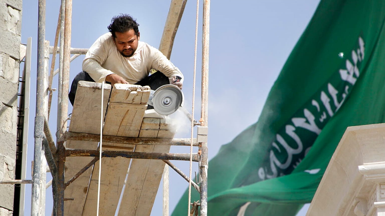 عامل بنغالي أثناء عمله في مسجد، بميدان الملك عبد الله في جدة، المملكة العربية السعودية، الخميس 28 يناير 2021.