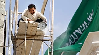 عامل بنغالي أثناء عمله في مسجد، بميدان الملك عبد الله في جدة، المملكة العربية السعودية، الخميس 28 يناير 2021.