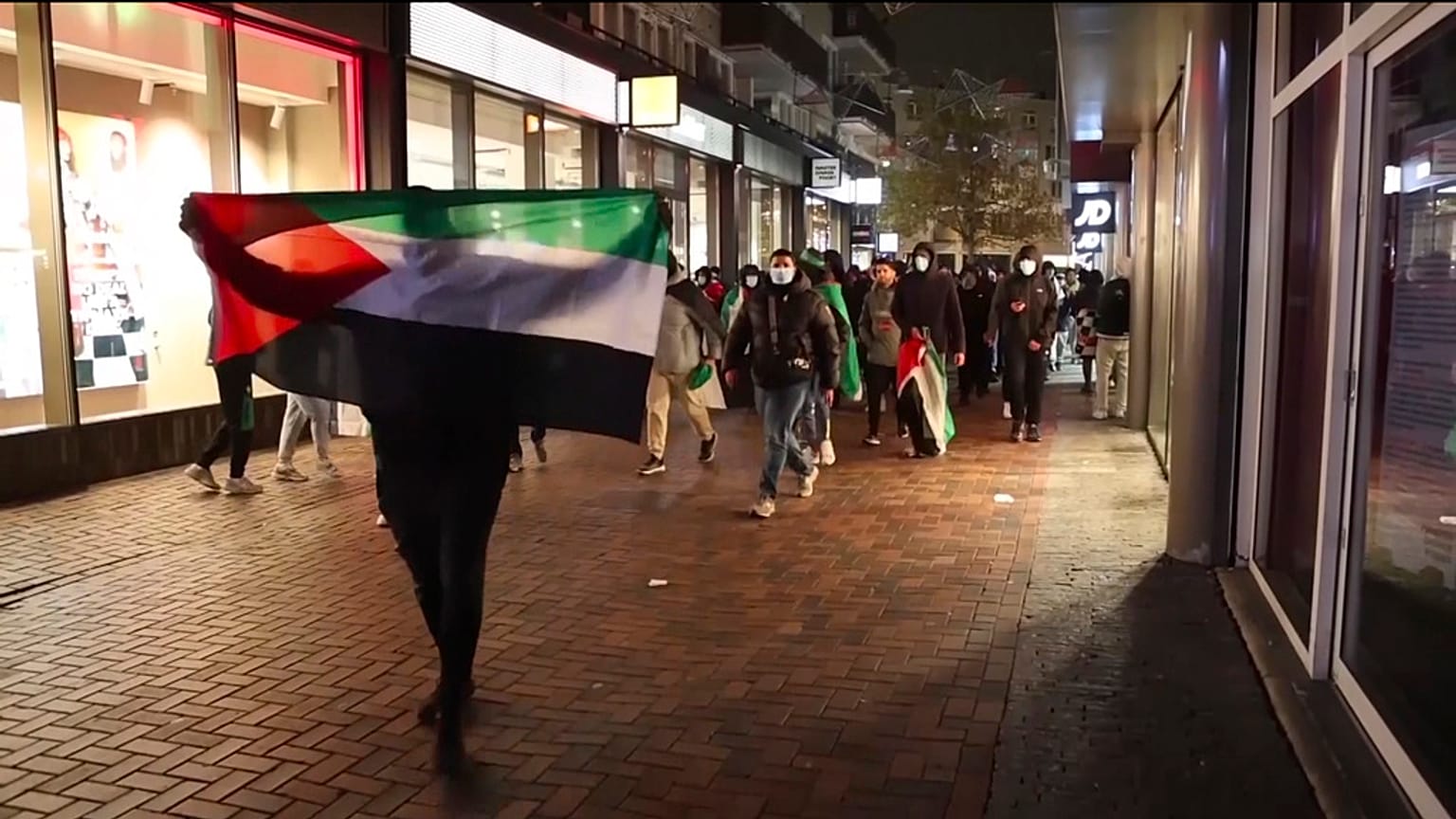 مؤيدون للفلسطينيون يسيرون حاملين الأعلام الفلسطينية بالقرب من ملعب أياكس في أمستردام، هولندا، الخميس، 7 نوفمبر، 2024.